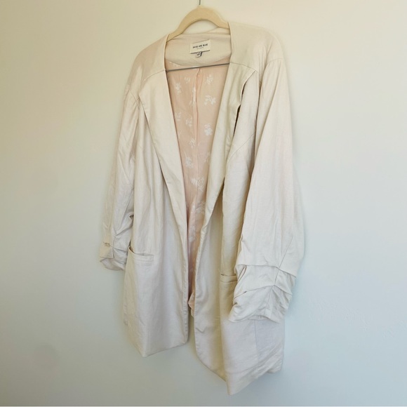 Skies Are Blue Jackets & Blazers - Skies Are Blue Curvy Linen Blend Blazer
